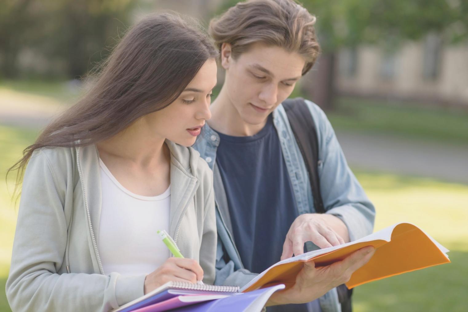 Geschäftsteam diskutiert Finanzberichte in modernem Büro