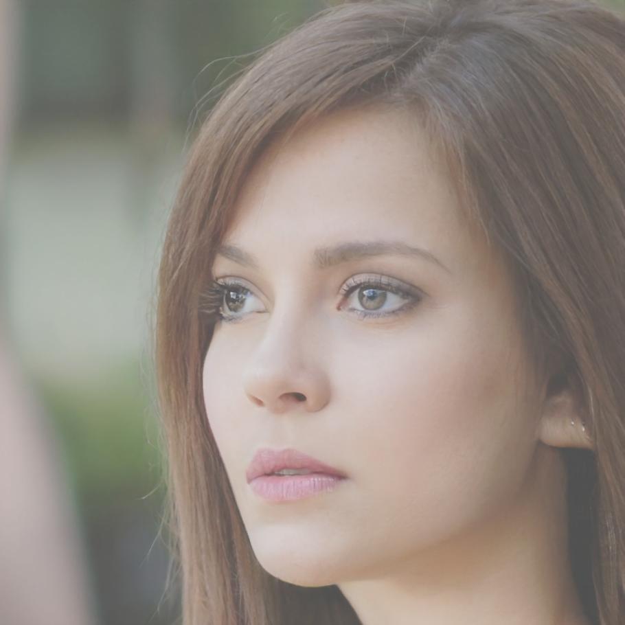 Porträt von Geschäftsführerin die über positive Erfahrungen mit Finanzanalyse berichtet