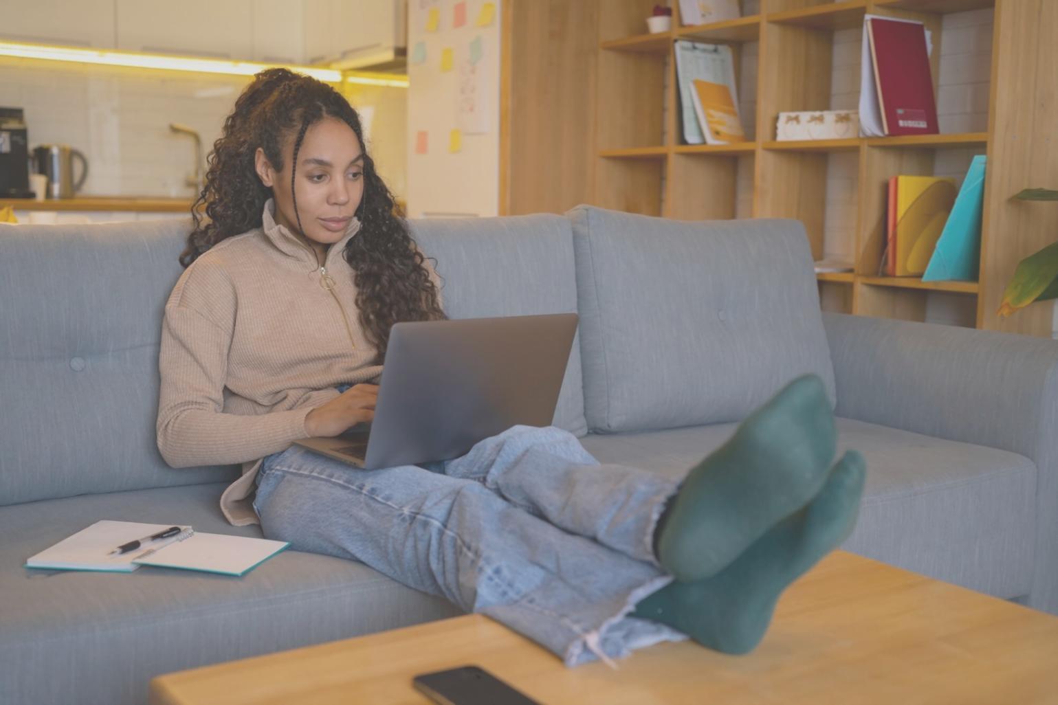 Moderne Büroumgebung mit Finanzanalyse-Tools auf Bildschirmen